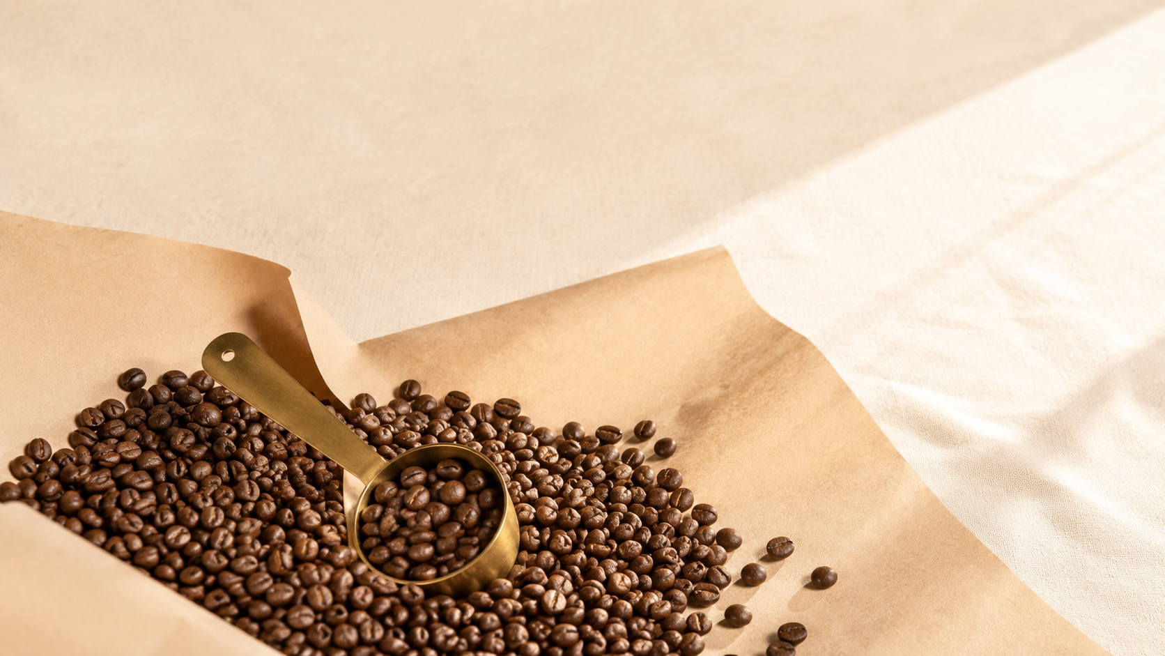 Frisch geröstete Kaffeebohnen auf Kraftpapier