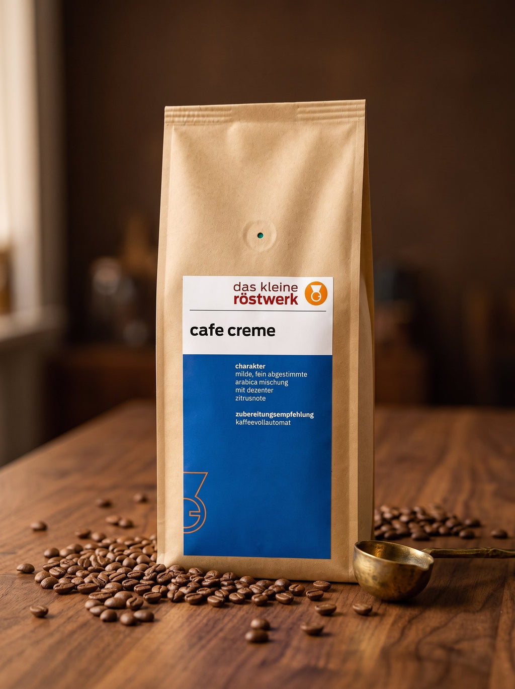 cafe creme – auf Holztisch mit Bohnen