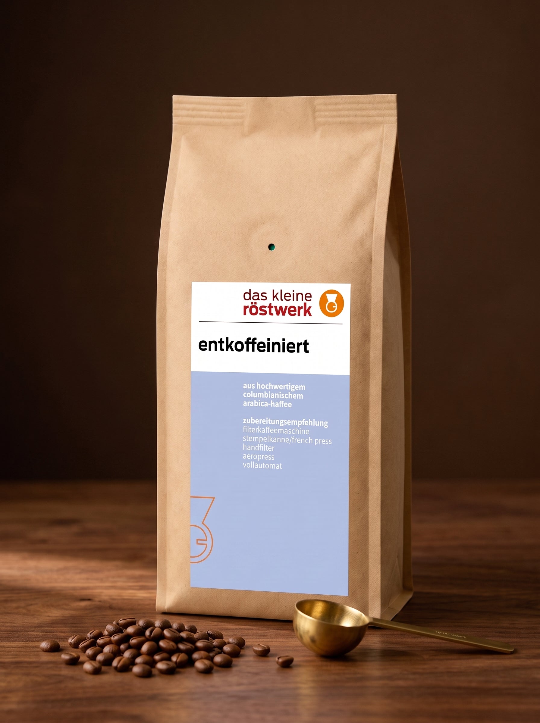entkoffeiniert – auf Holztisch mit Bohnen