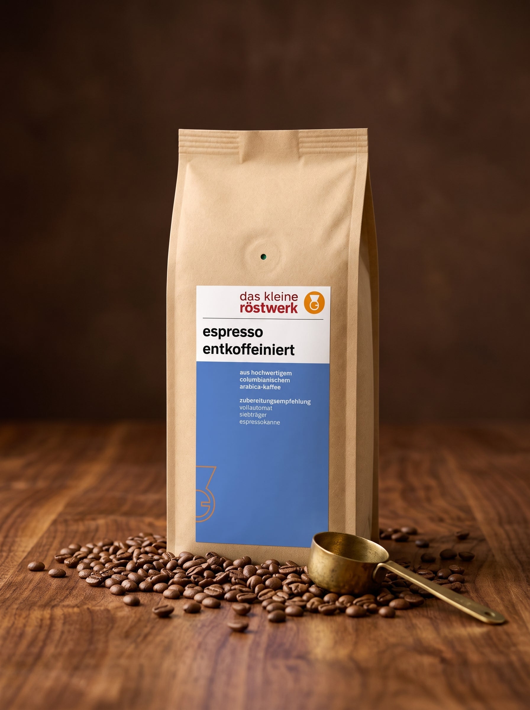 espresso entkoffeiniert – auf Holztisch mit Bohnen