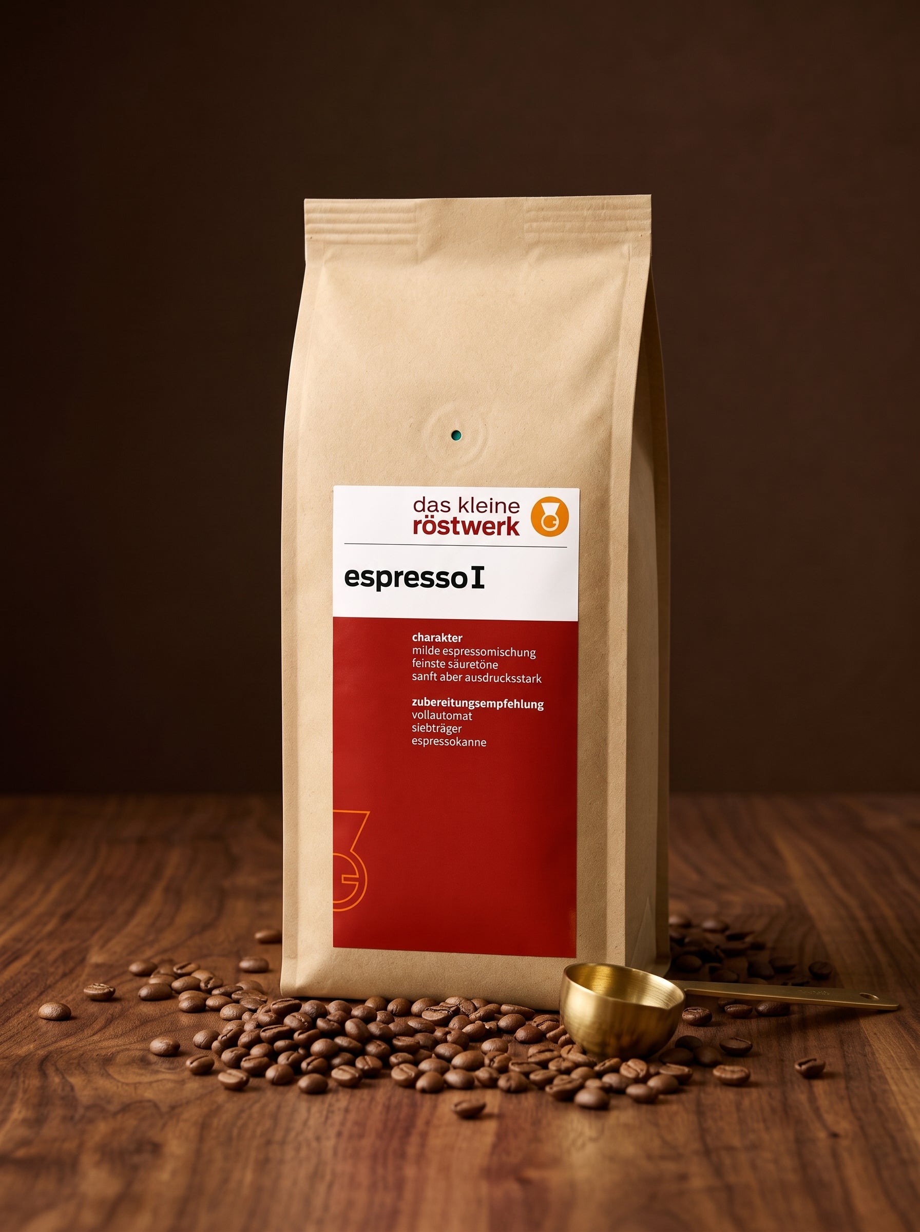 espresso l – auf Holztisch mit Bohnen