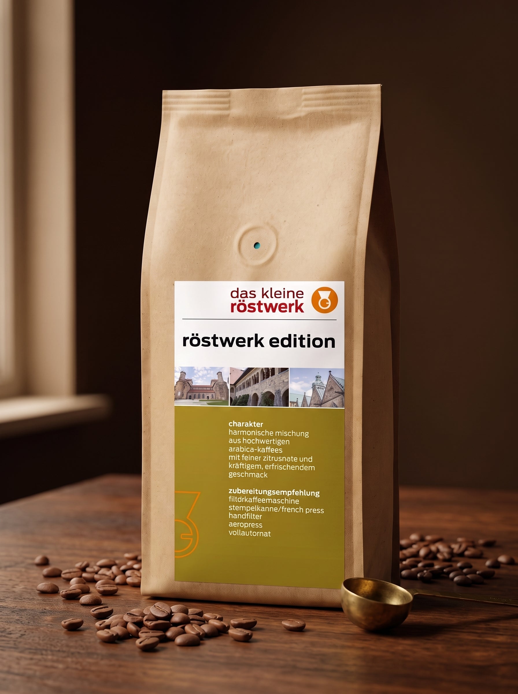 röstwerk edition – auf Holztisch mit Bohnen