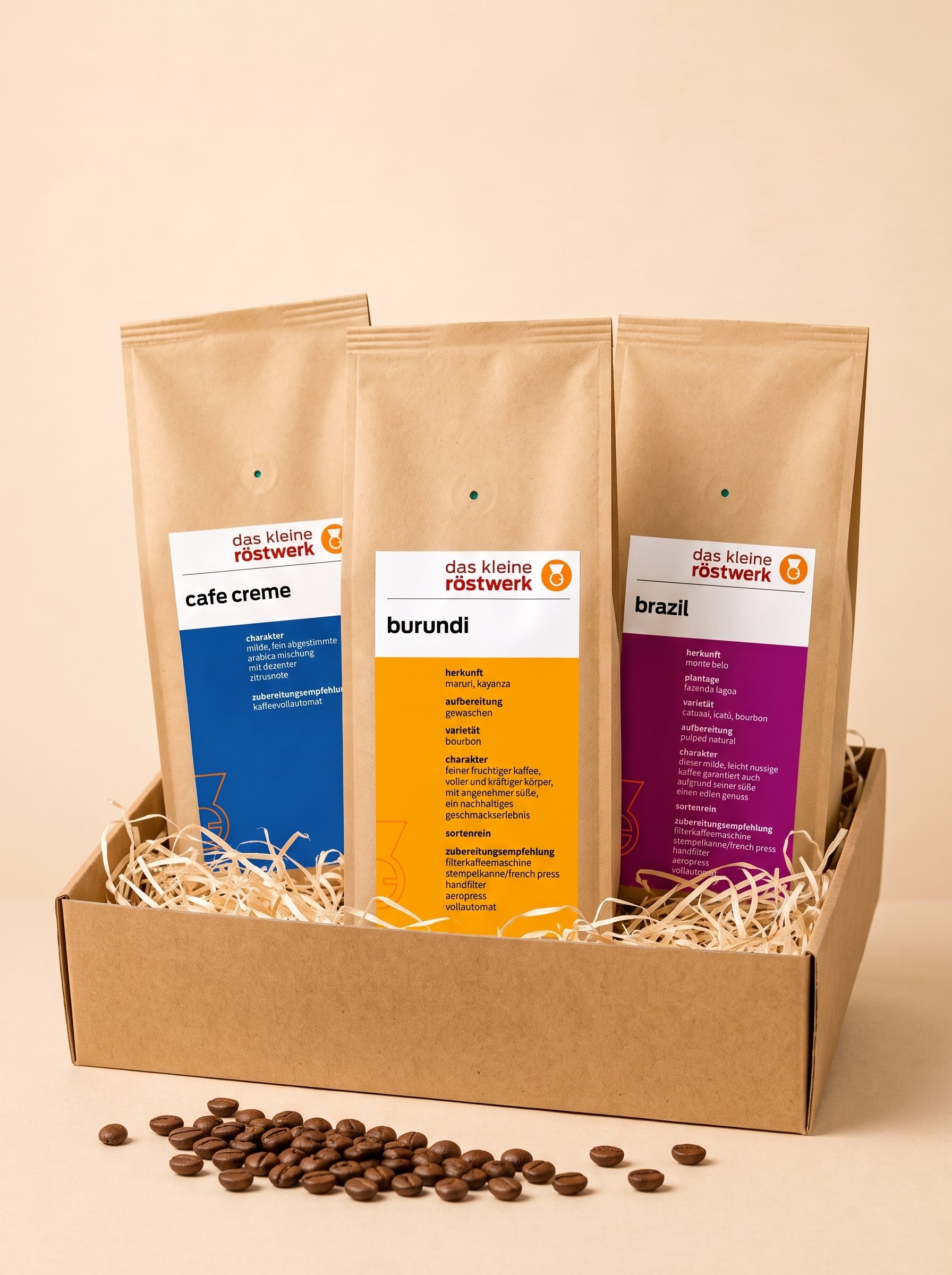 Drei Kaffeetüten im Geschenkkarton mit Holzwolle
